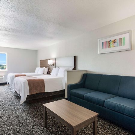 Quality Inn & Suites Ferdinand Buitenkant foto
