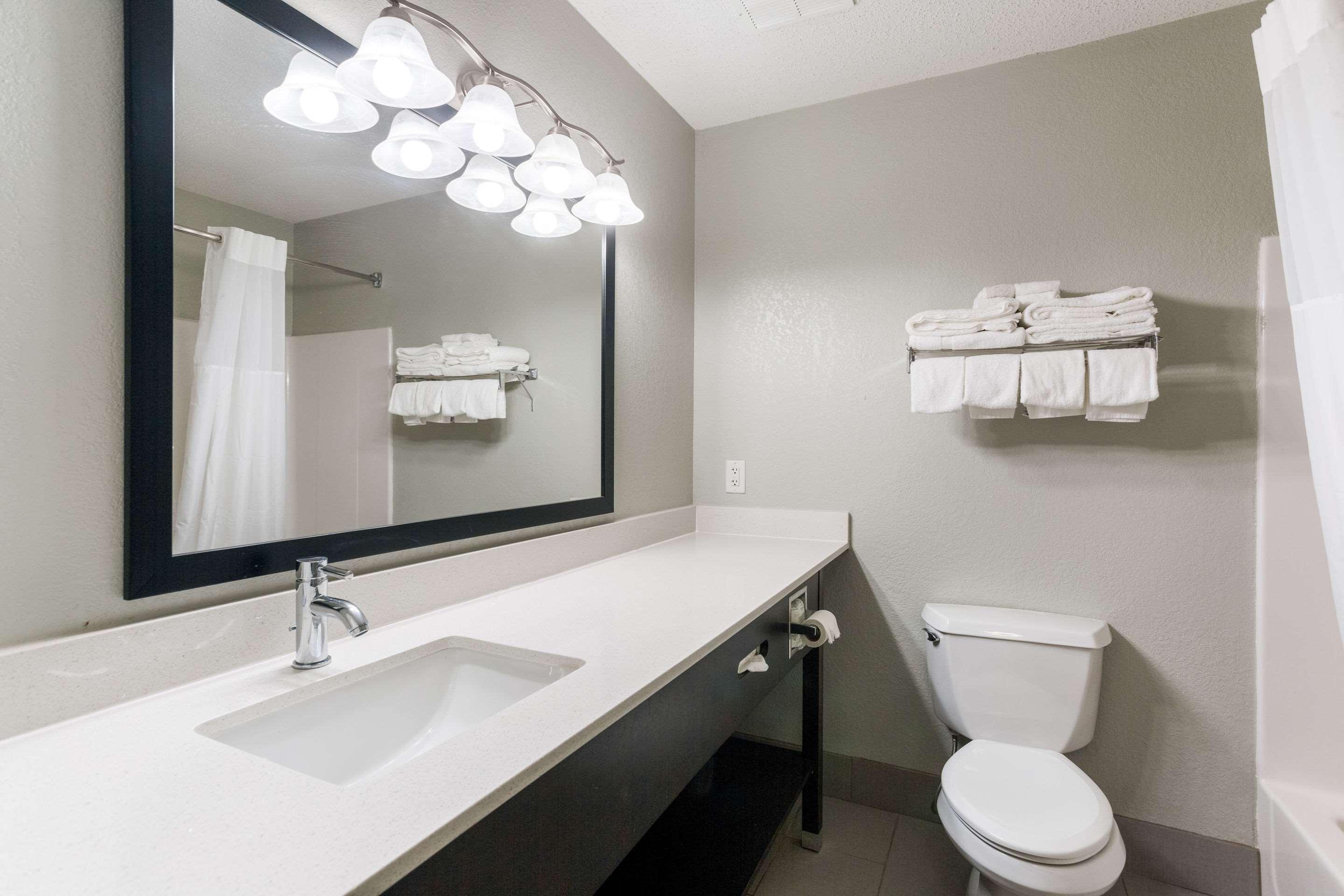 Quality Inn & Suites Ferdinand Buitenkant foto
