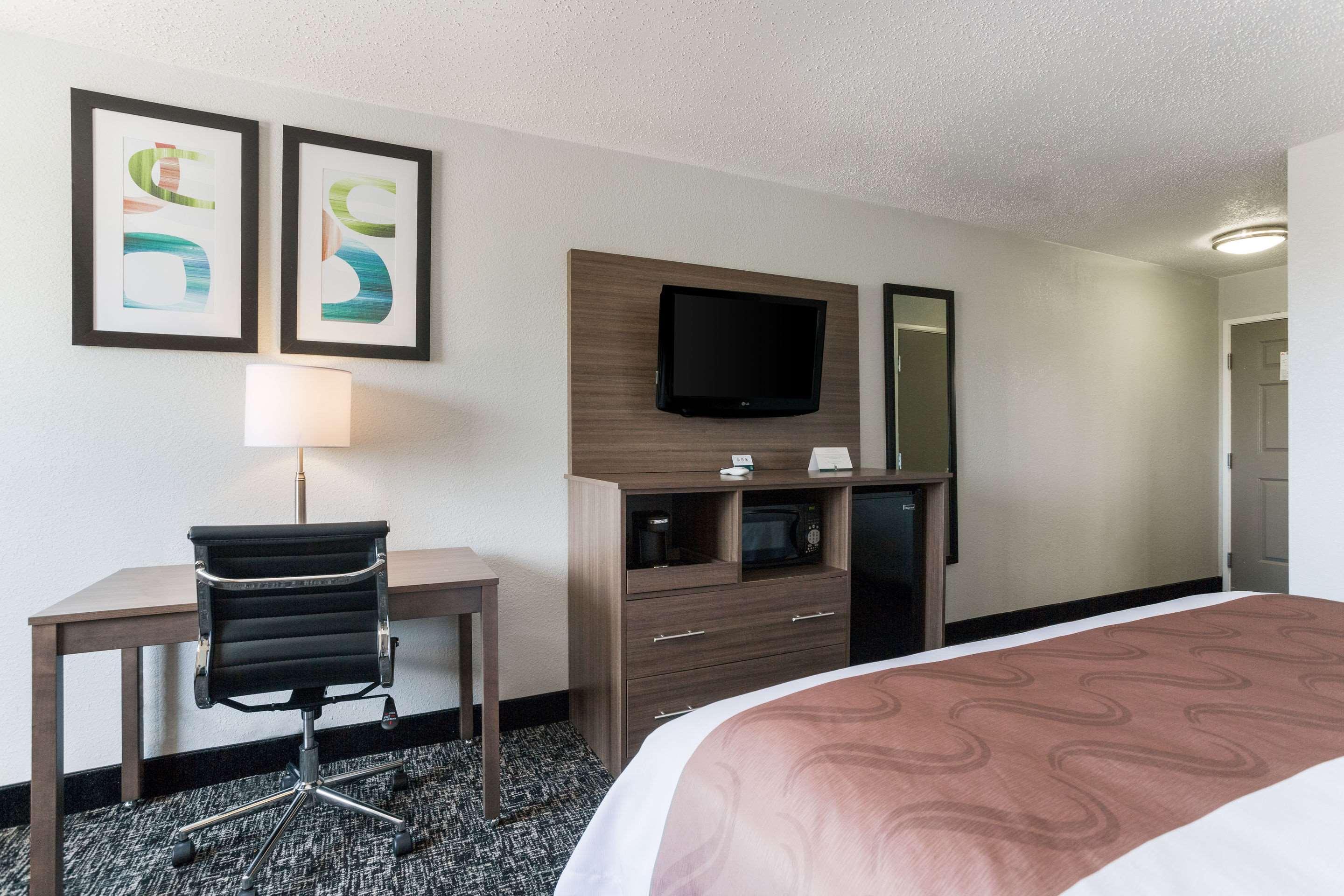 Quality Inn & Suites Ferdinand Buitenkant foto