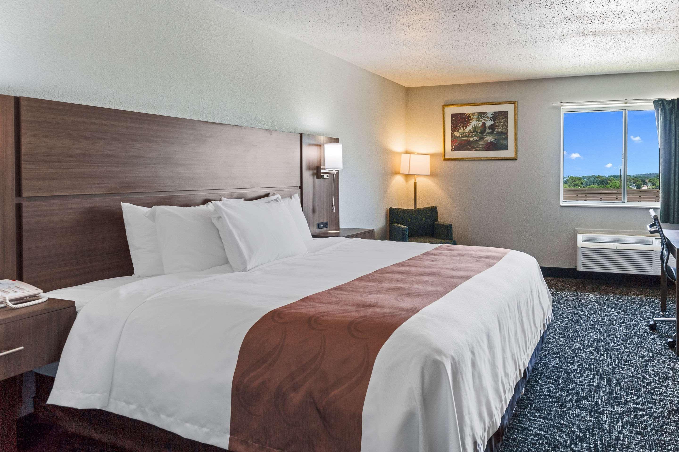 Quality Inn & Suites Ferdinand Buitenkant foto