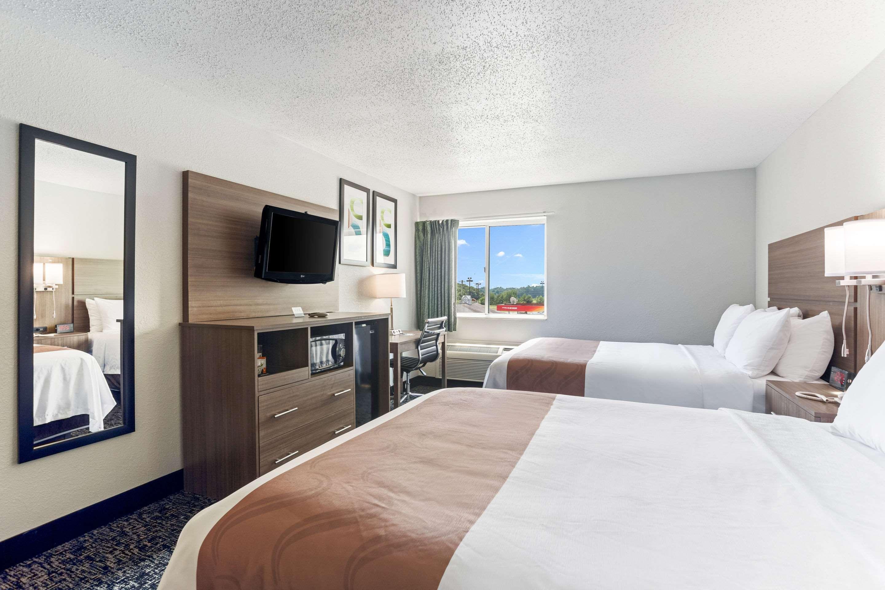 Quality Inn & Suites Ferdinand Buitenkant foto