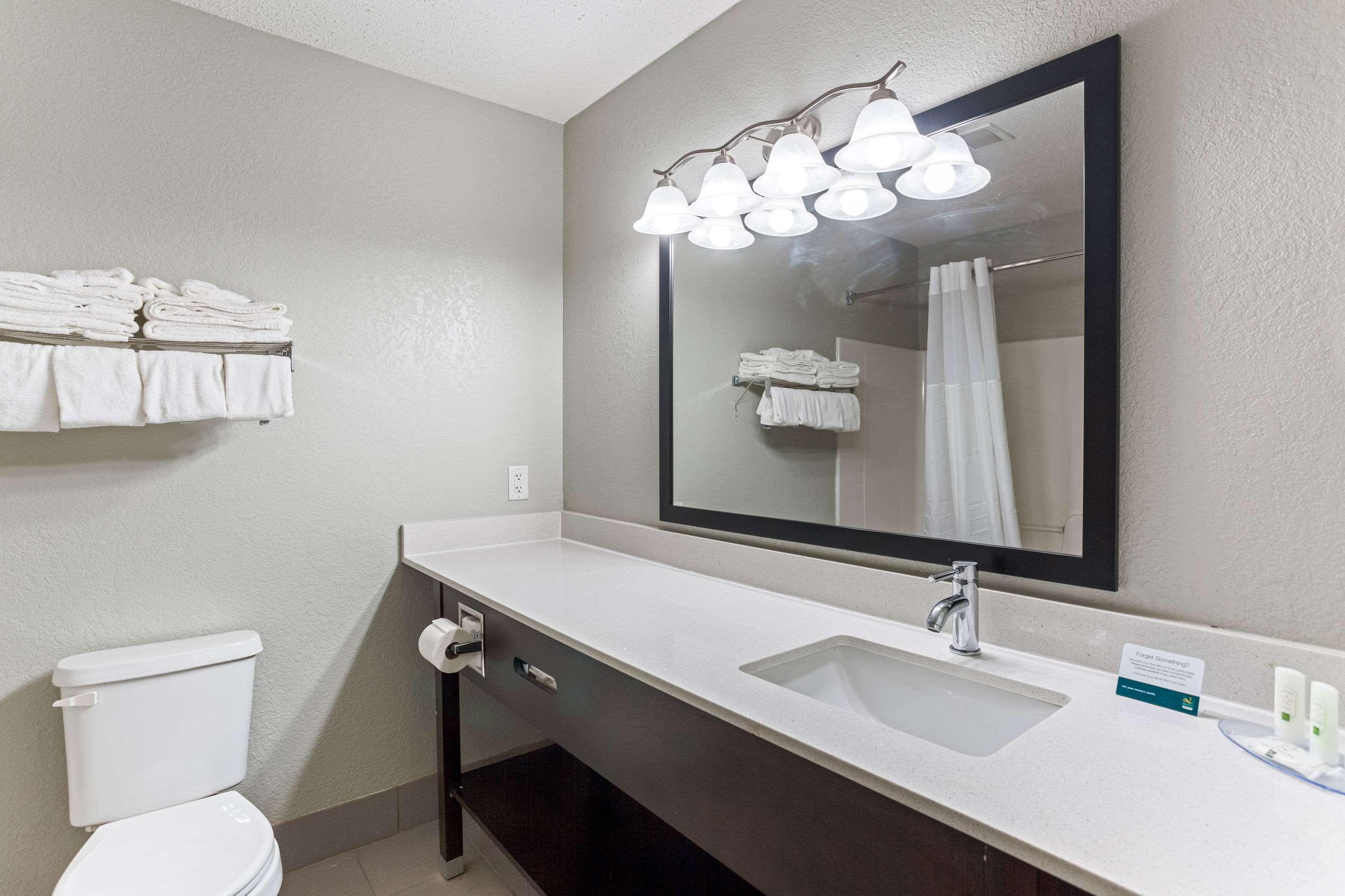Quality Inn & Suites Ferdinand Buitenkant foto