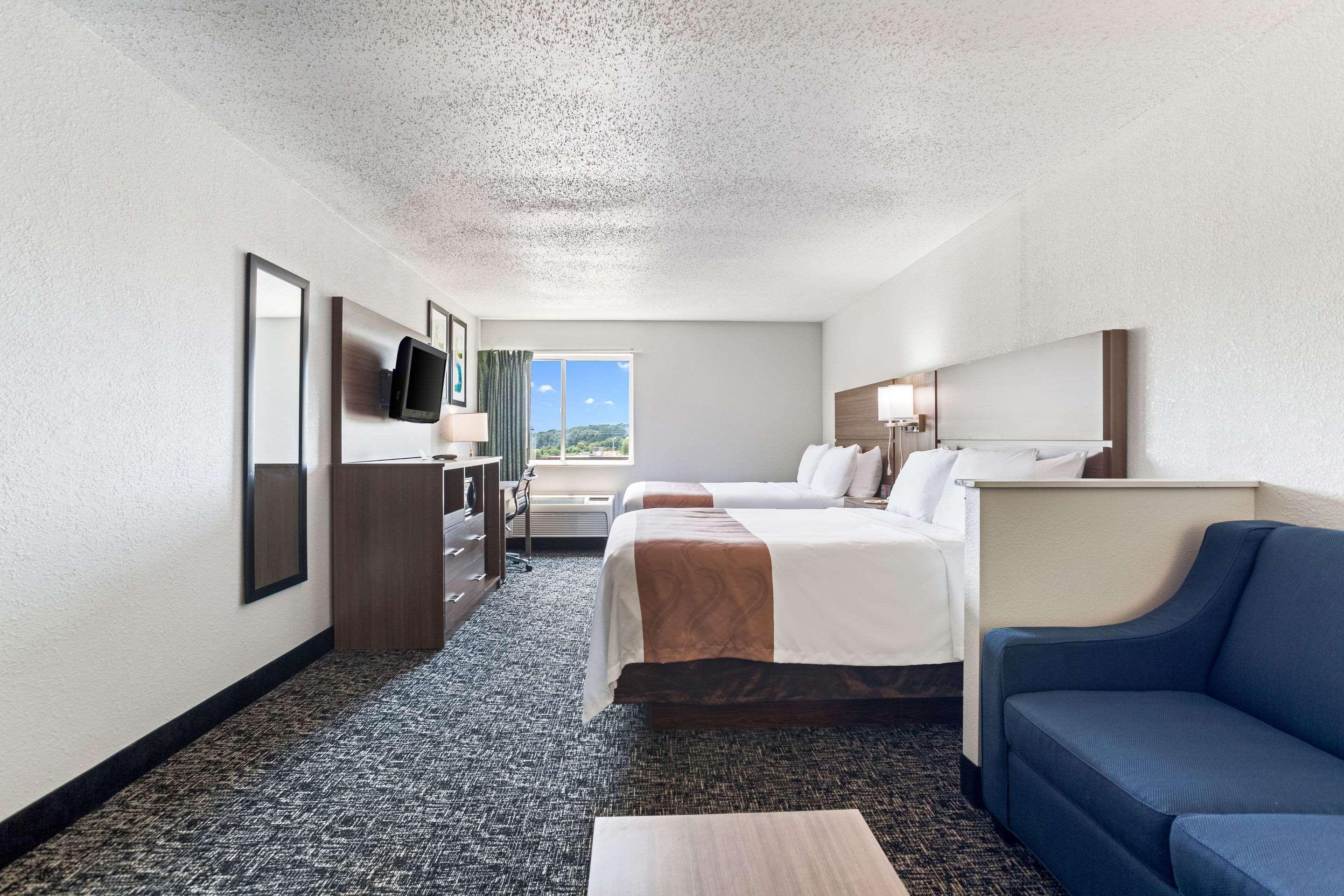 Quality Inn & Suites Ferdinand Buitenkant foto