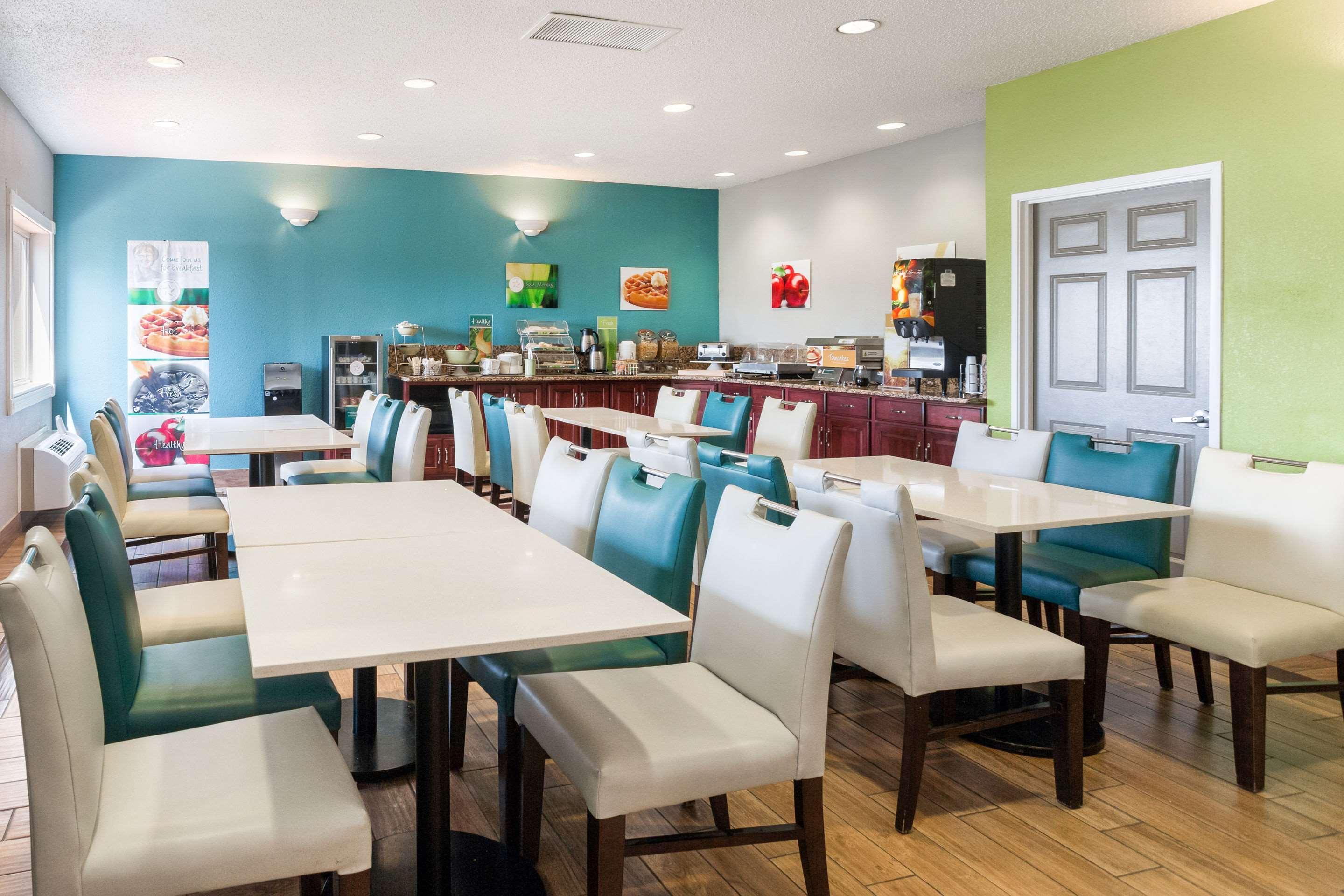 Quality Inn & Suites Ferdinand Buitenkant foto