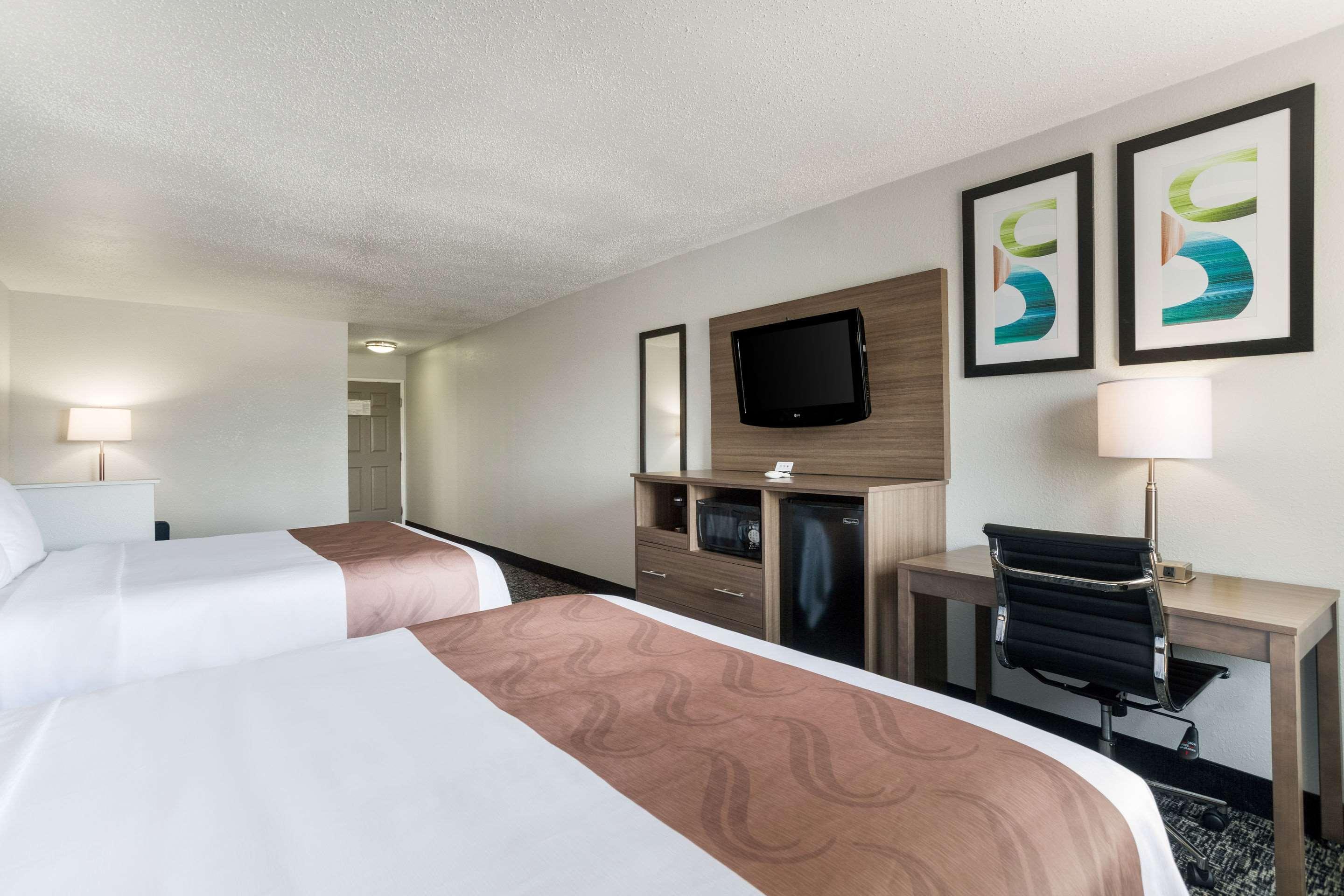 Quality Inn & Suites Ferdinand Buitenkant foto