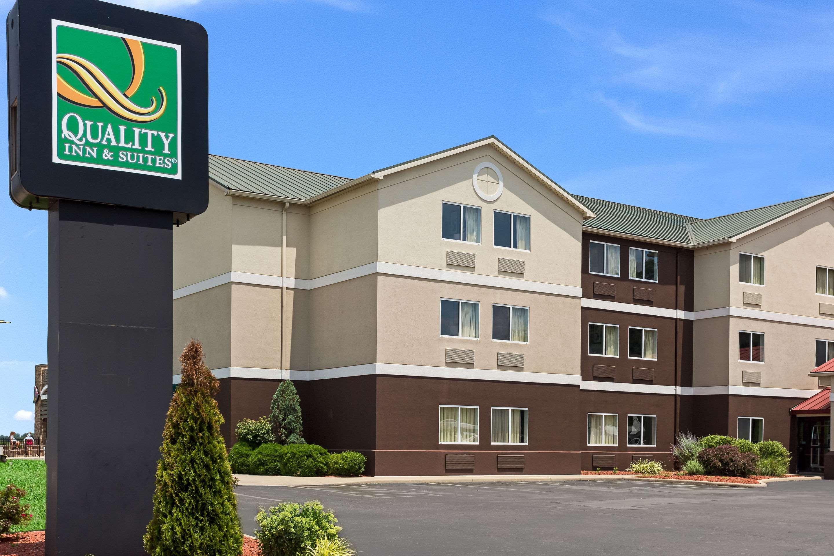Quality Inn & Suites Ferdinand Buitenkant foto