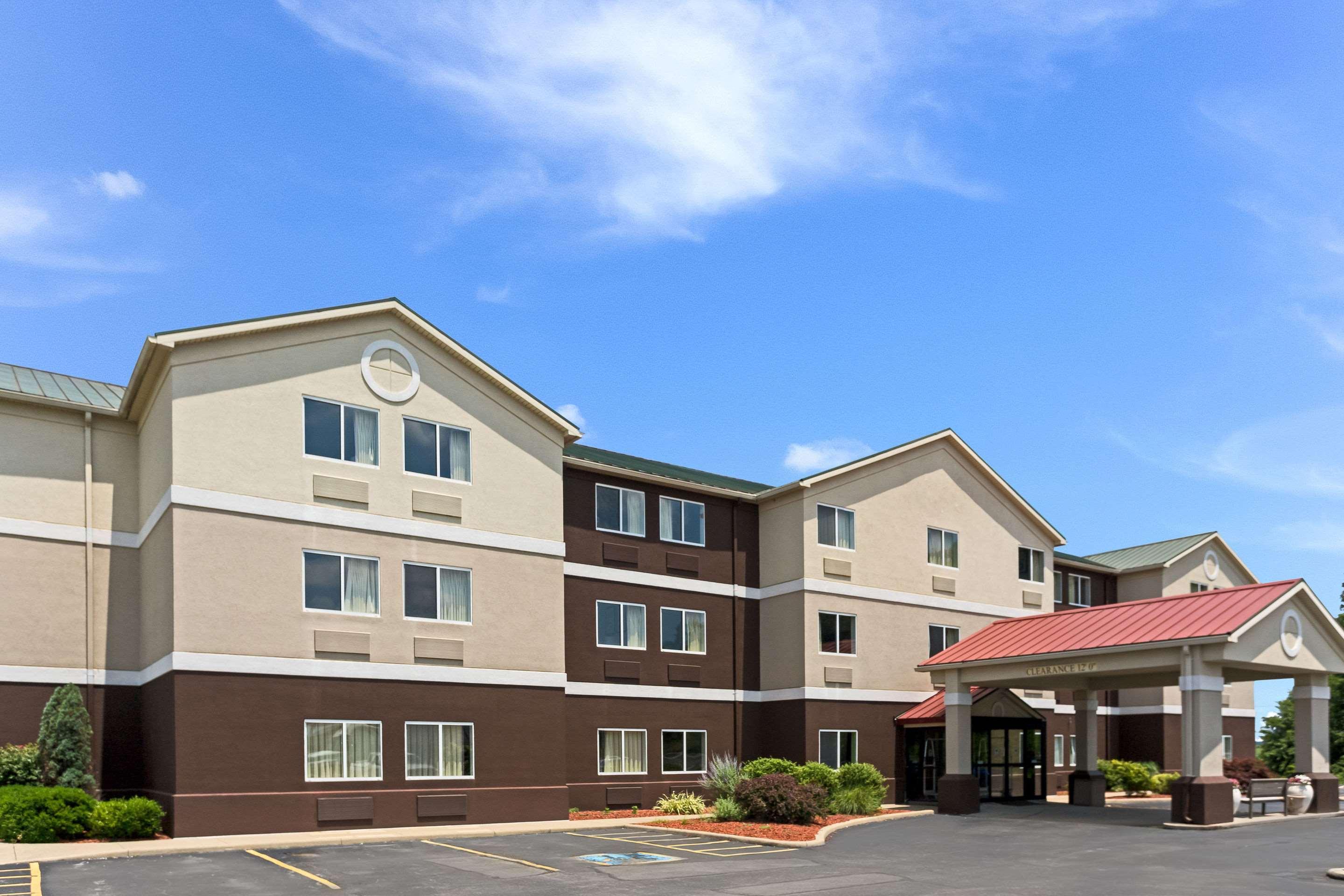 Quality Inn & Suites Ferdinand Buitenkant foto