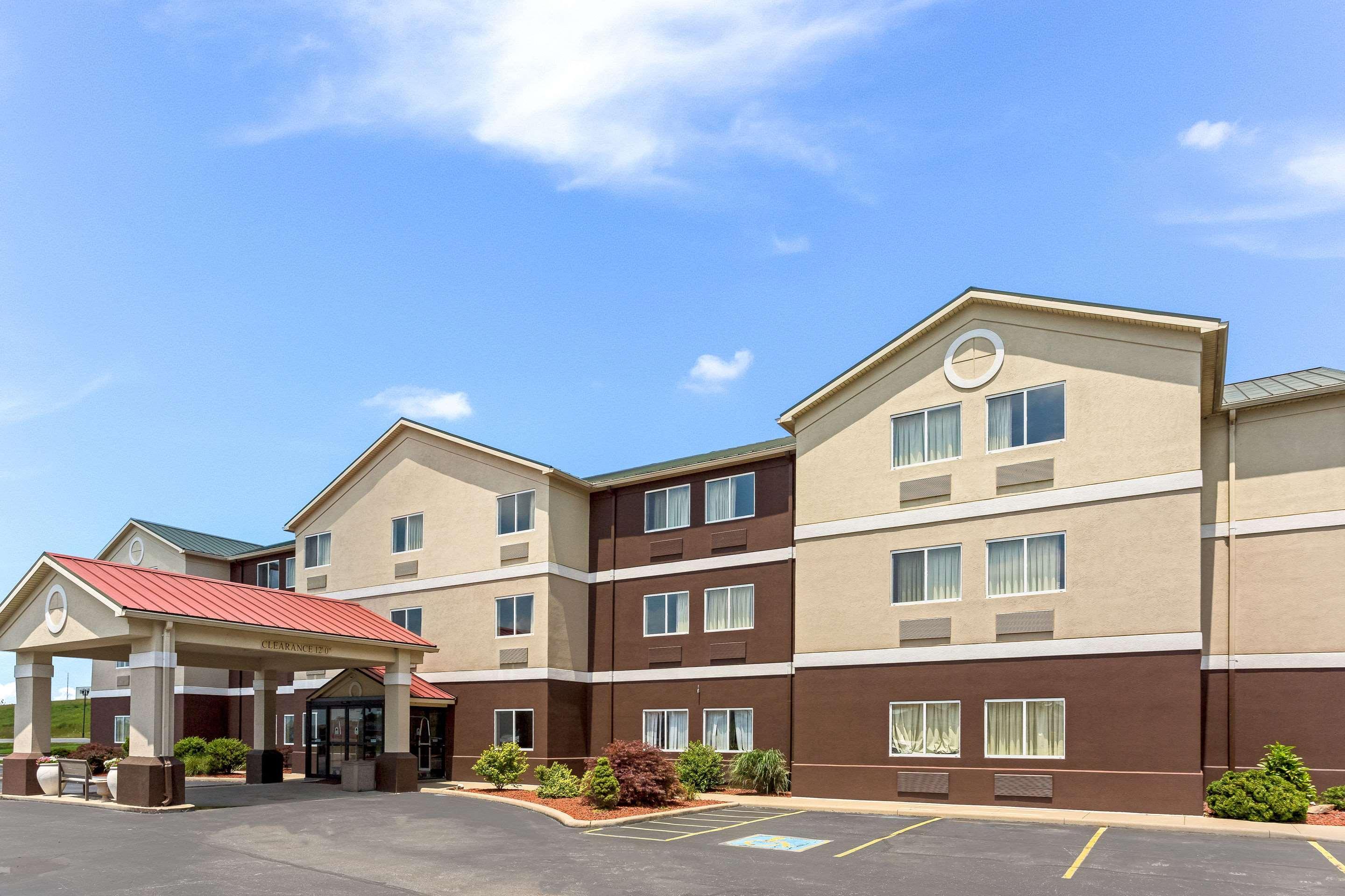 Quality Inn & Suites Ferdinand Buitenkant foto