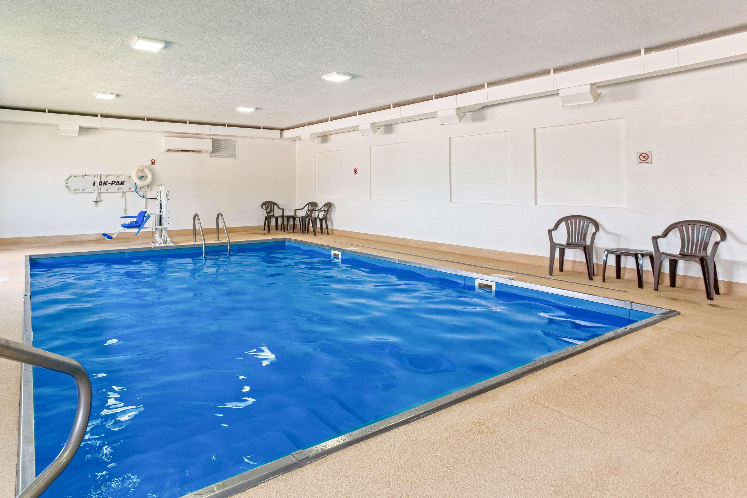 Quality Inn & Suites Ferdinand Buitenkant foto