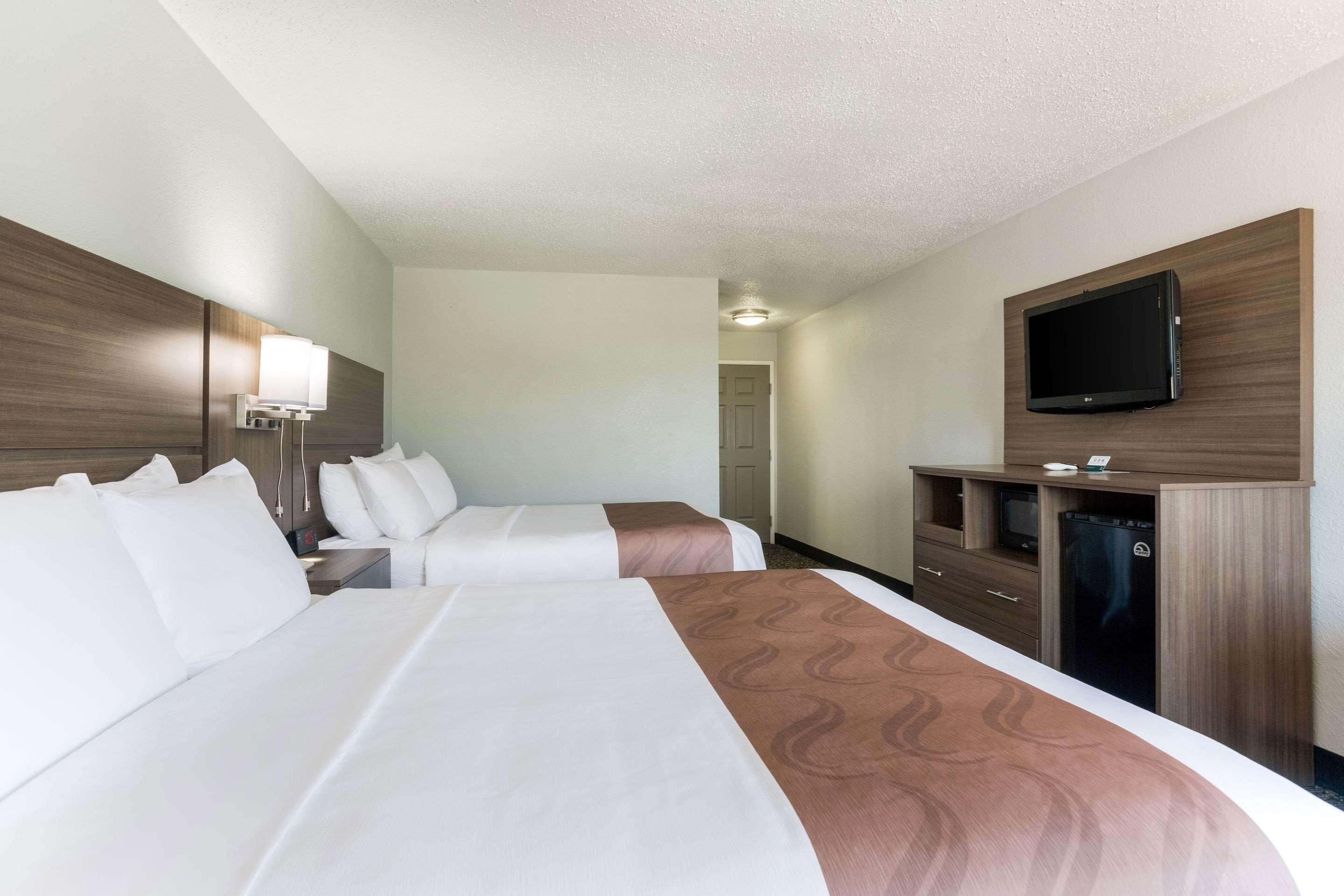 Quality Inn & Suites Ferdinand Buitenkant foto