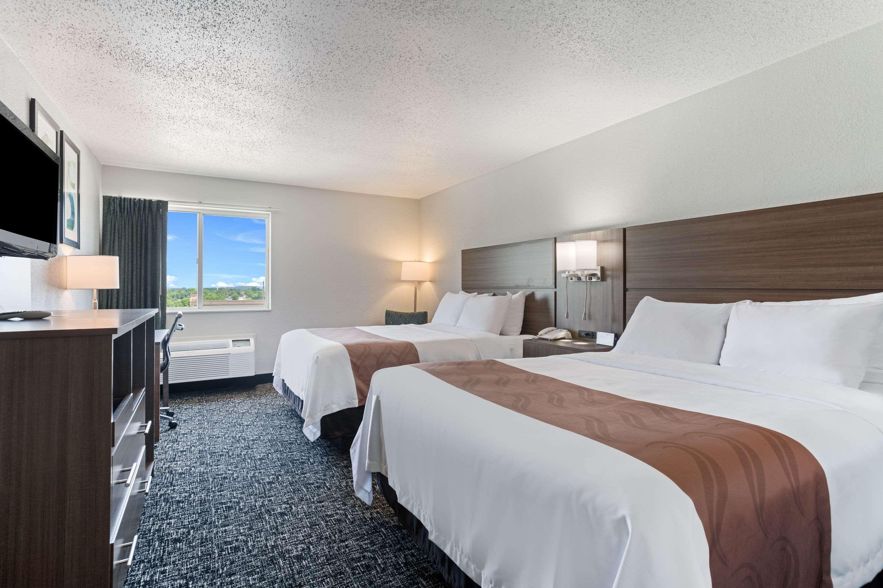 Quality Inn & Suites Ferdinand Buitenkant foto
