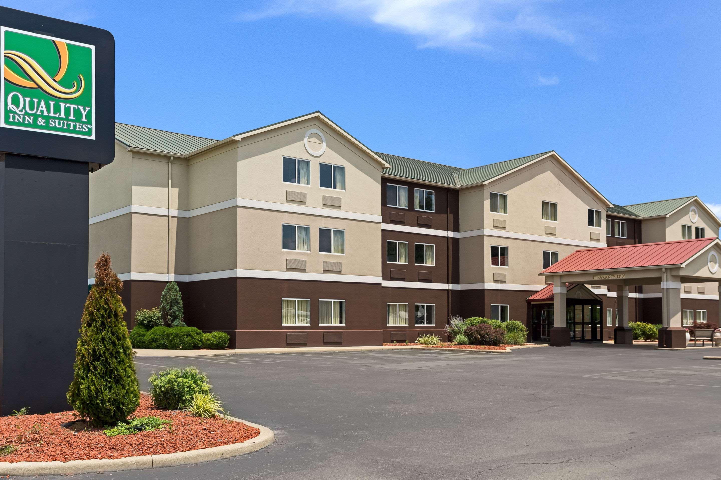 Quality Inn & Suites Ferdinand Buitenkant foto