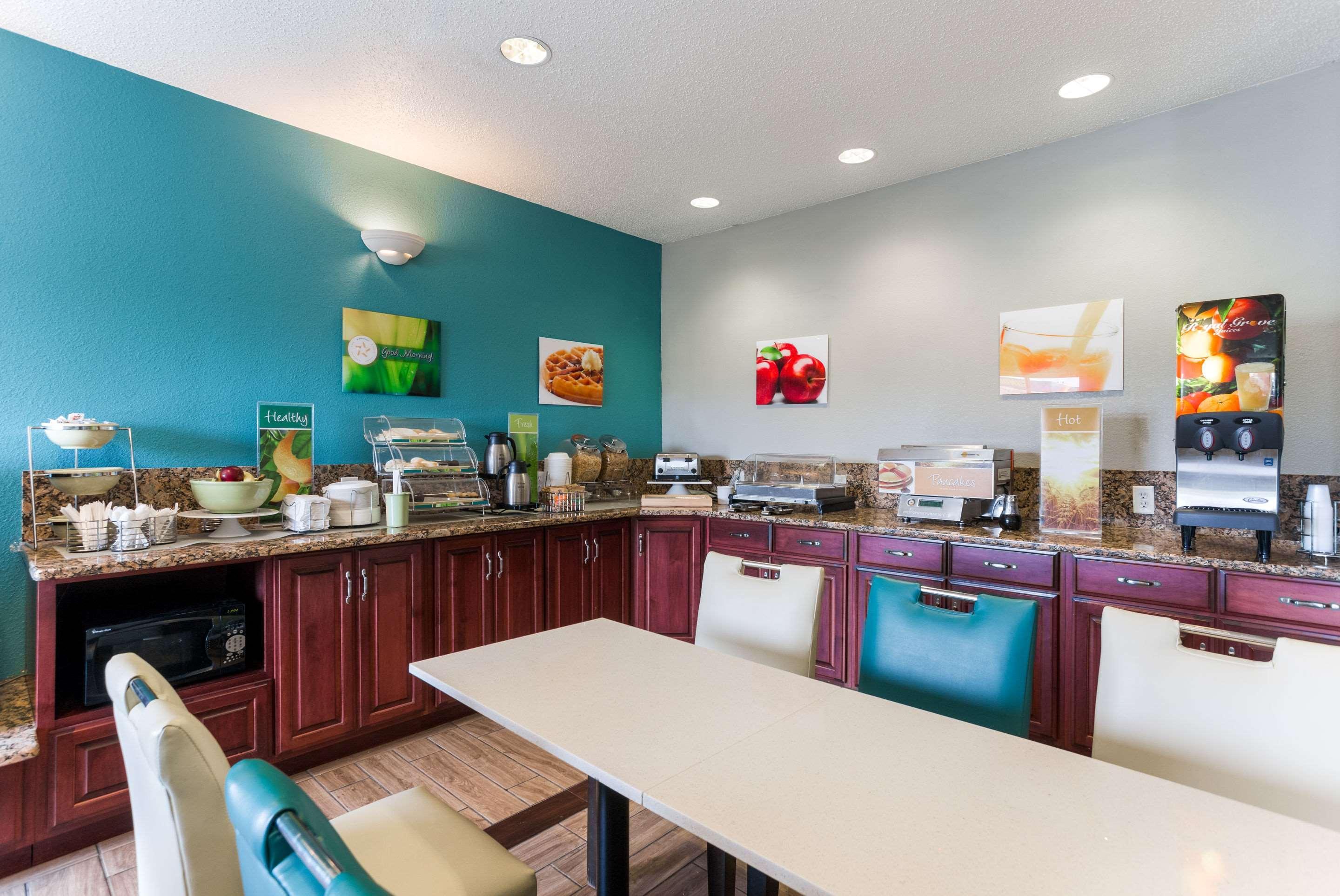 Quality Inn & Suites Ferdinand Buitenkant foto