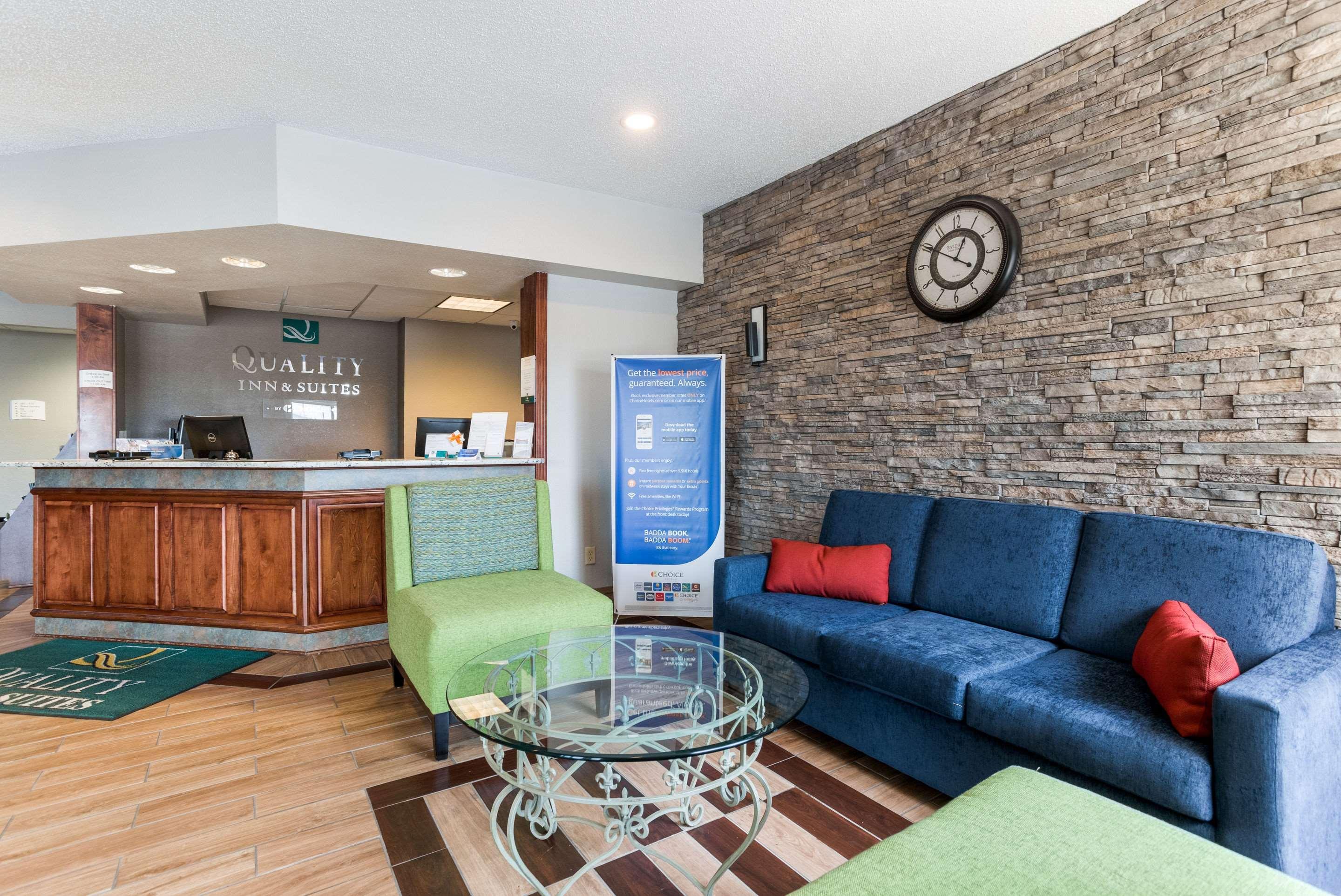 Quality Inn & Suites Ferdinand Buitenkant foto