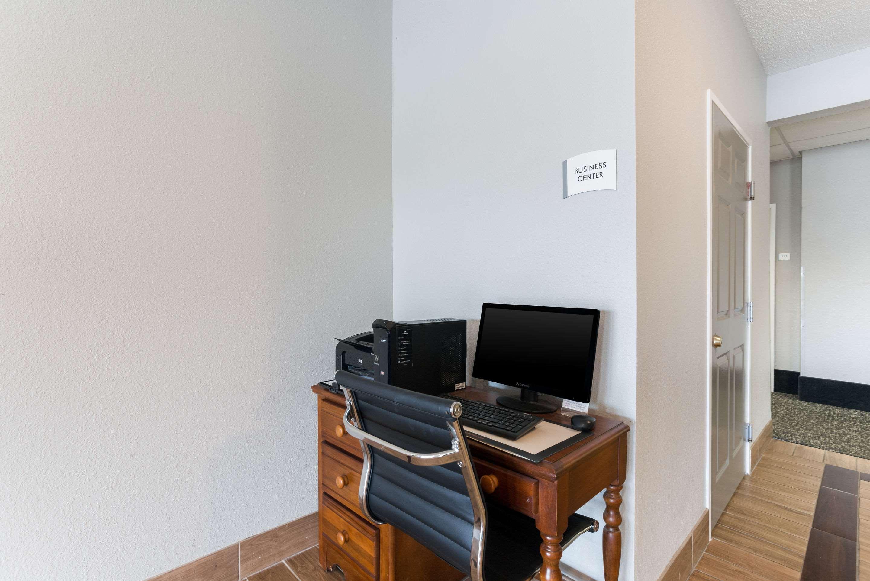 Quality Inn & Suites Ferdinand Buitenkant foto