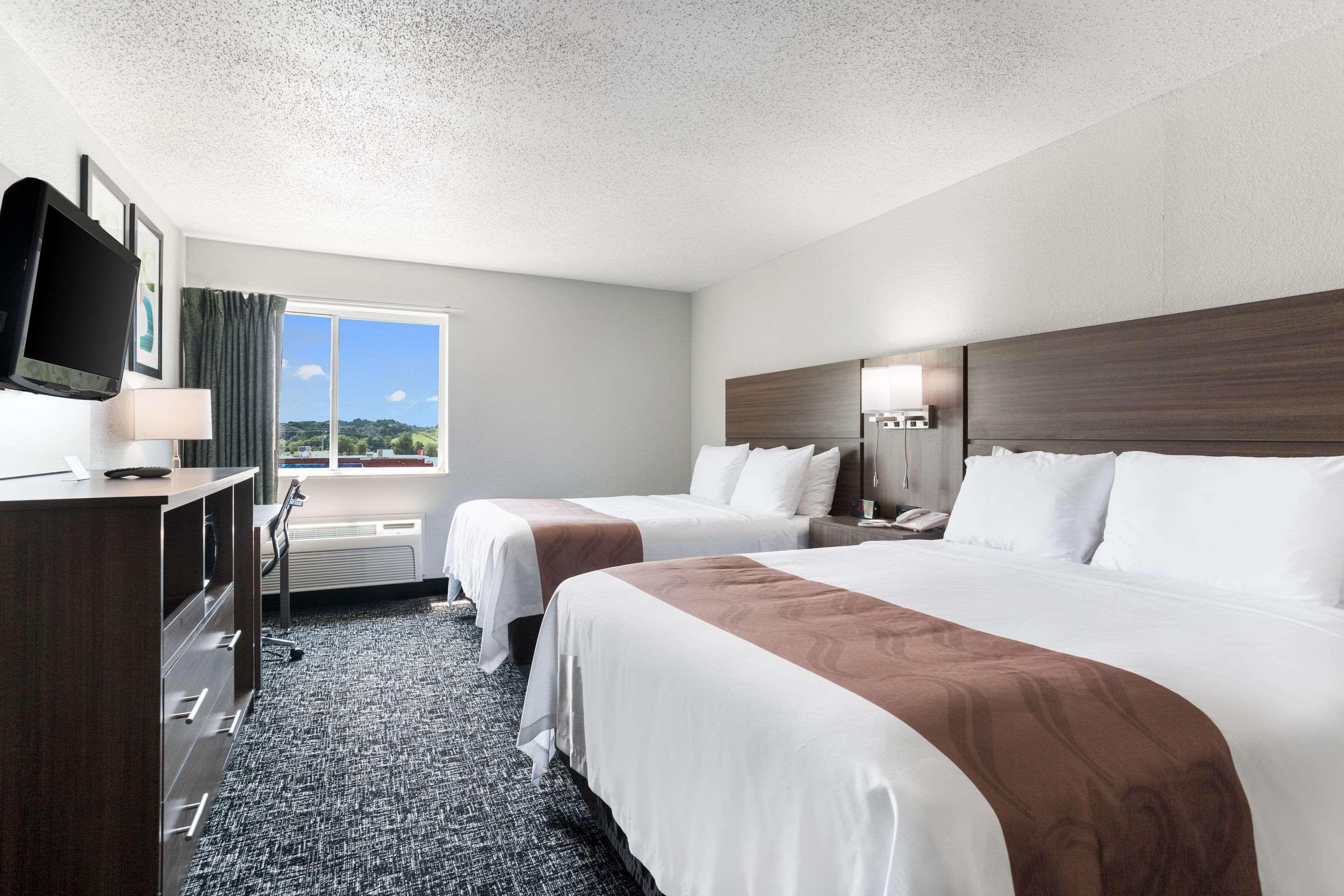 Quality Inn & Suites Ferdinand Buitenkant foto