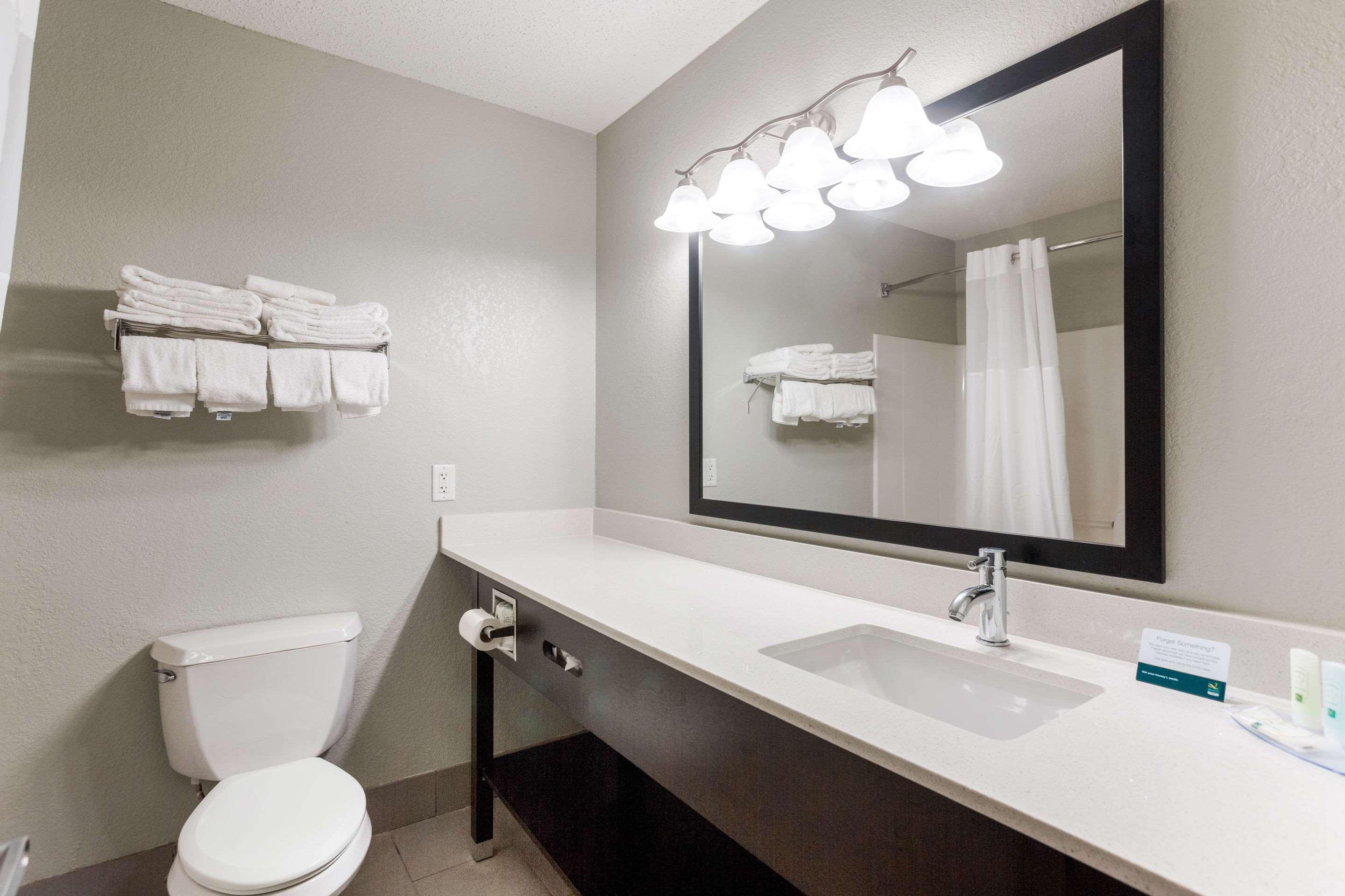 Quality Inn & Suites Ferdinand Buitenkant foto