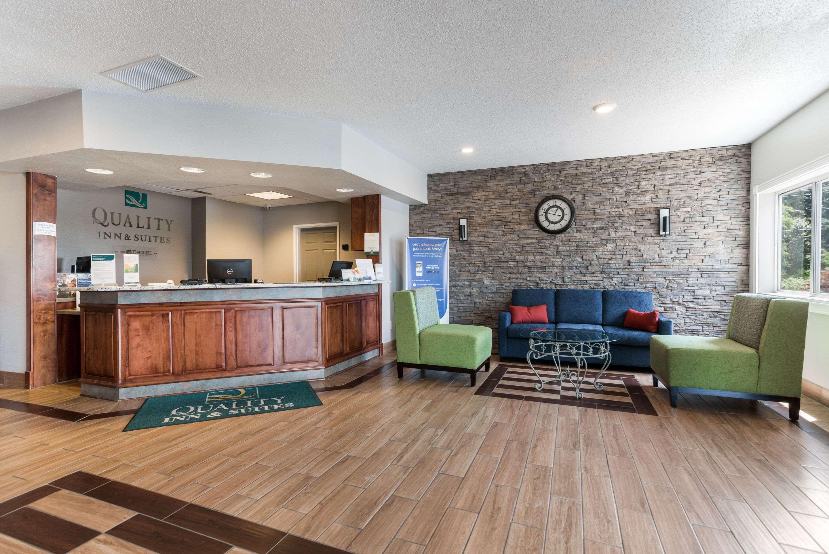 Quality Inn & Suites Ferdinand Buitenkant foto